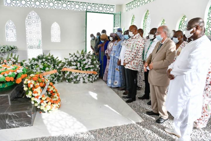 Funérailles traditionnelles d`Amadou Gon Coulibaly : le Premier Ministre Patrick Achi dépose une gerbe de fleurs sur la tombe du défunt
